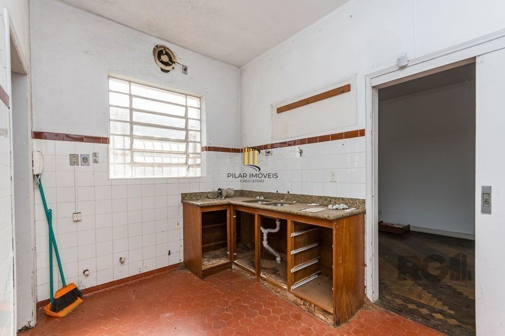 Casa de 4 dormitórios, no bairro Medianeira 