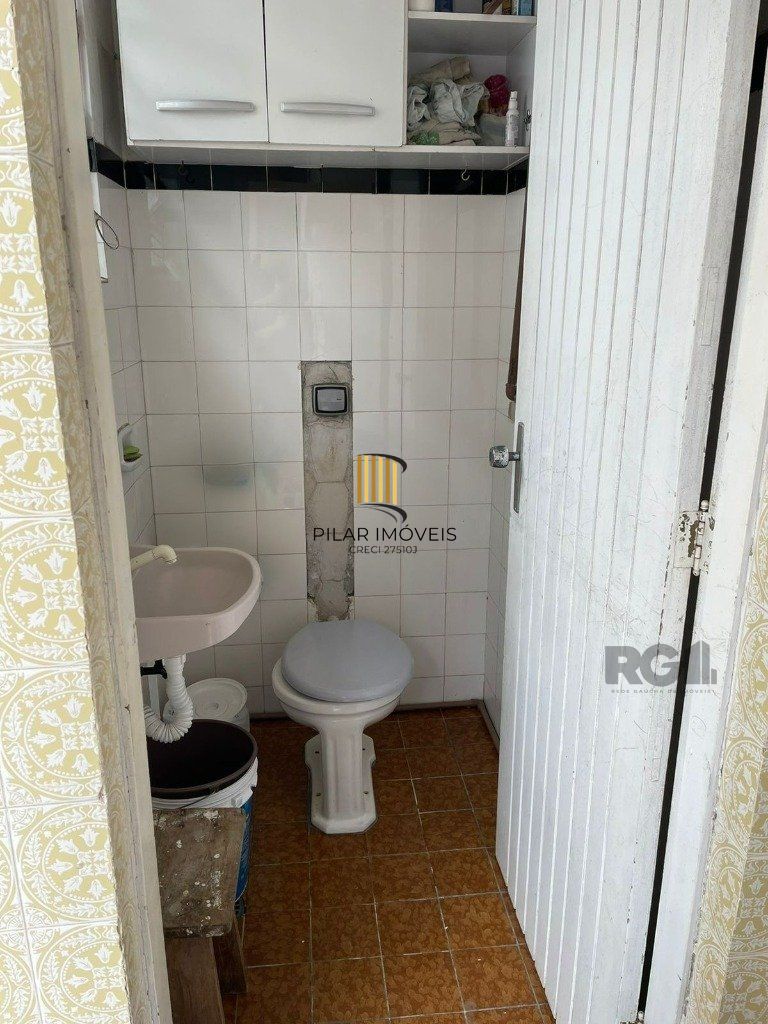 Casa com 243m2 de área privativa, com amplo pátio de 11 x 44, próxima a Av. Teresópolis