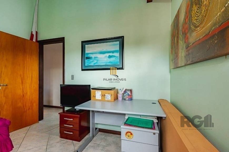 Excelente casa de 209m² com 3 dormitórios, piscina e 3 vagas de garagem.