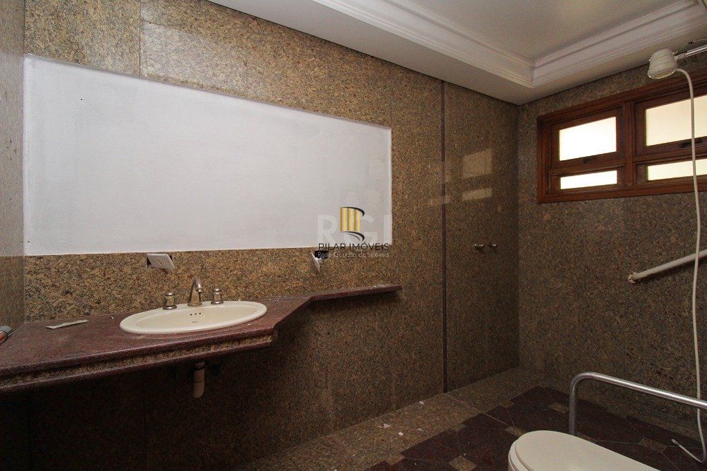 Casa para Venda - 840m², 7 dormitórios, sendo 3 suites, 8 vagas - Medianeira