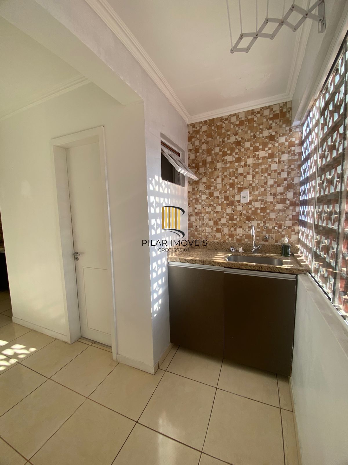 Apartamento 2 Dormitórios com Garagem Coberta à Venda no Bairro Teresópolis – Amplo, Arejado e de Frente, 67m2