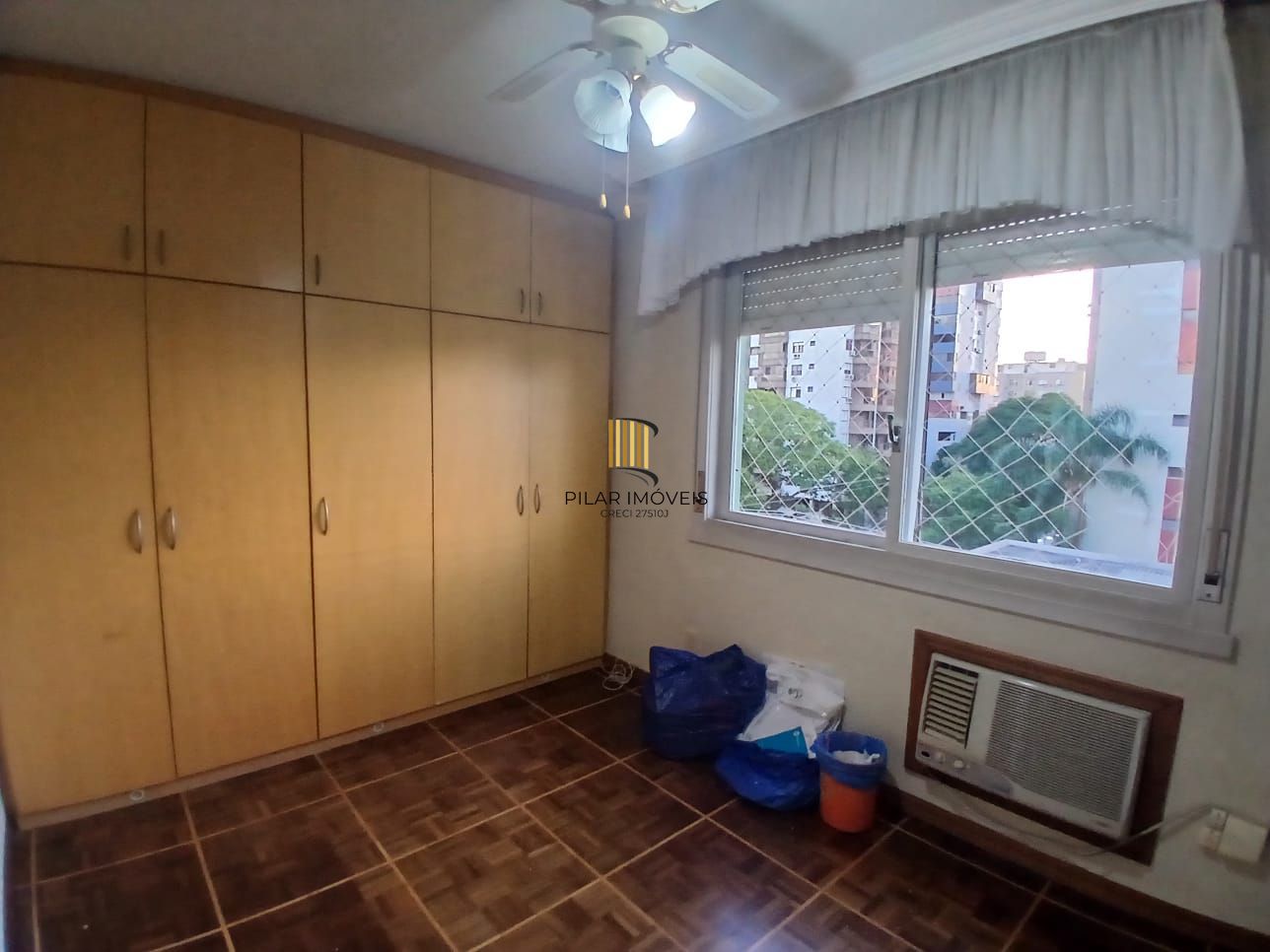 Apartamento de 03 dormitorios e vaga coberta no Menino Deus