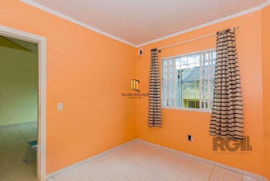 São duas casas no mesmo pátio, com 308,22m² de área construída. Próxima a Av. Teresópolis.
