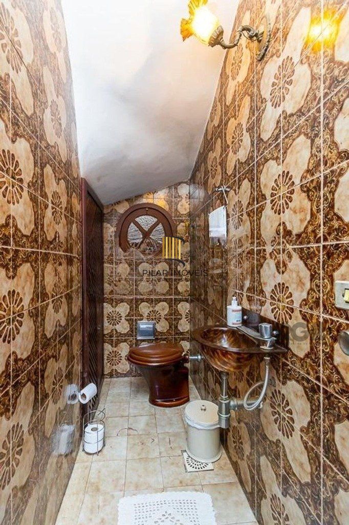 Casa de 245m² com 5 dormitórios no bairro Sarandi