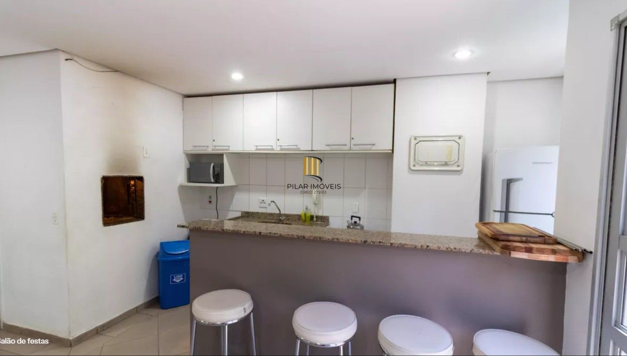 Apartamento de 2 dormitórios com 1 vaga de garagem escriturada, na Rua Dom Vital, Bairro Glória.