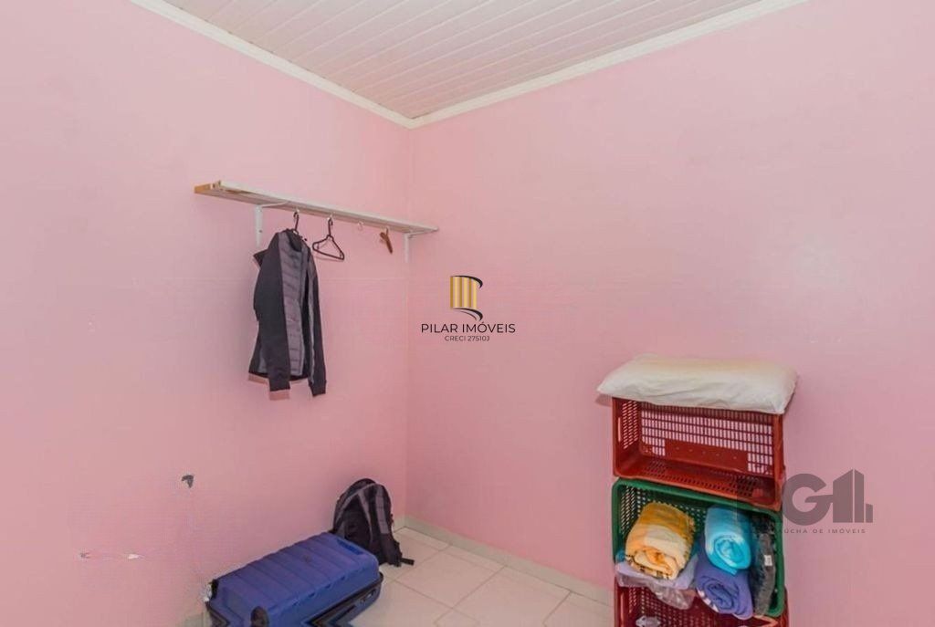 São duas casas no mesmo pátio, com 308,22m² de área construída. Próxima a Av. Teresópolis.
