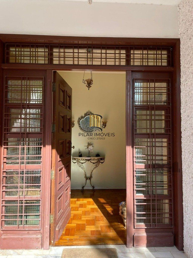 Casa com 243m2 de área privativa, com amplo pátio de 11 x 44, próxima a Av. Teresópolis