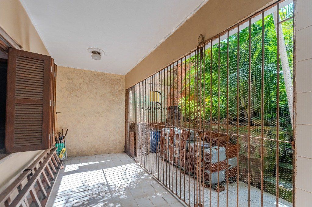 Prédio de 328m² - 4 dormitórios, 2 vagas no bairro Chácara das Pedras