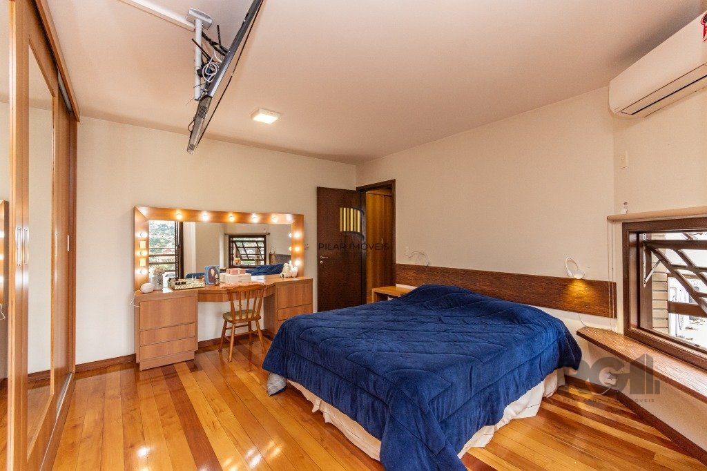 Casa de 484m², 4 dormitórios, 8 vagas no bairro Chácara das Pedras!