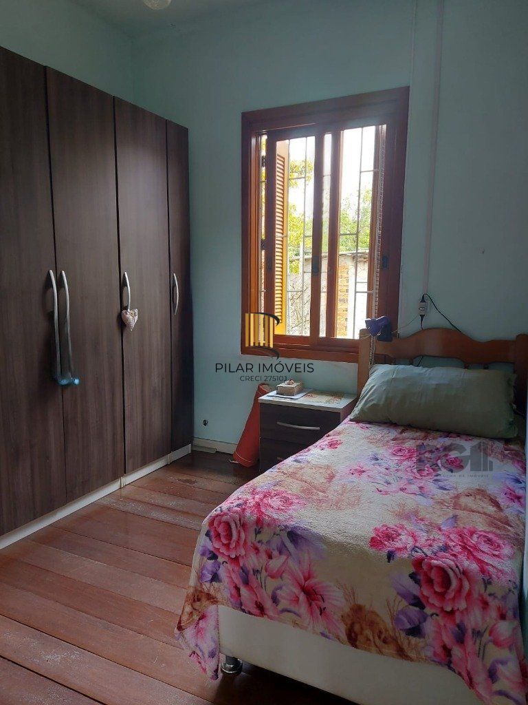 Casa 3 dormitórios,  1 vaga de garagem ampla e coberta.  Possui edícula com 3 peças. Espaço com churrasqueira e dispensa. Área total de  484m².