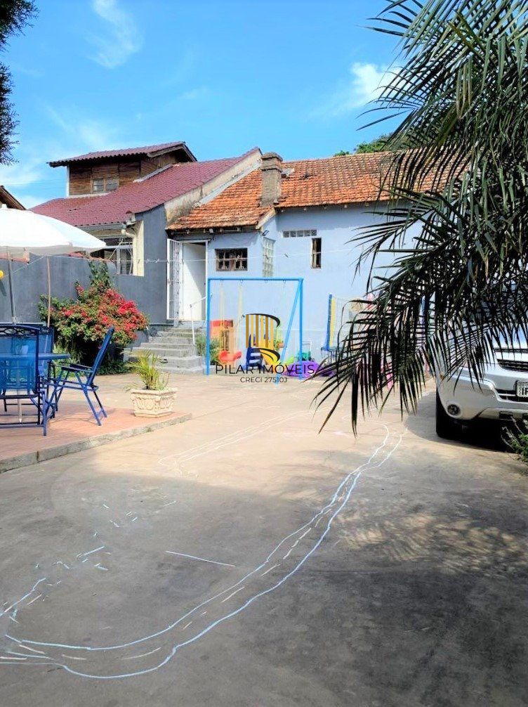 Casa de 67m², 2 dormitórios, 3 vagas no bairro Passo Da Areia