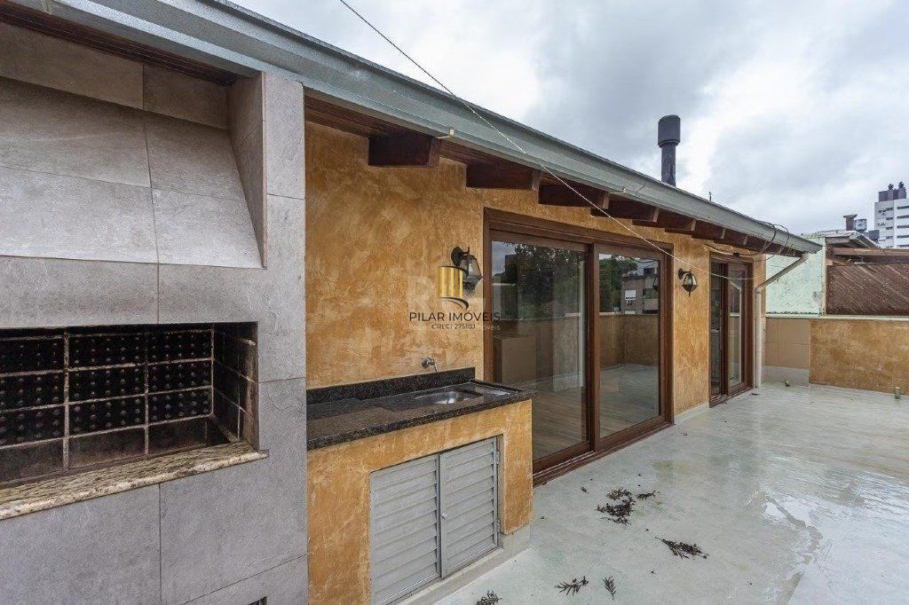 Cobertura de 140m² - 3 dormitórios, 2 banheiros, terraço com churrasqueira e 1 vaga de garagem no Bom Jesus