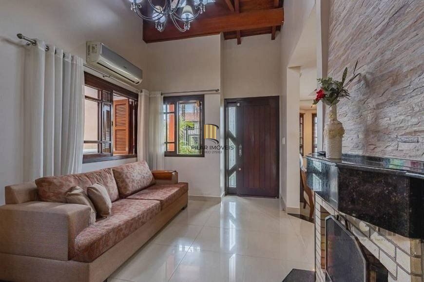 Excelente casa de 209m² com 3 dormitórios, piscina e 3 vagas de garagem.