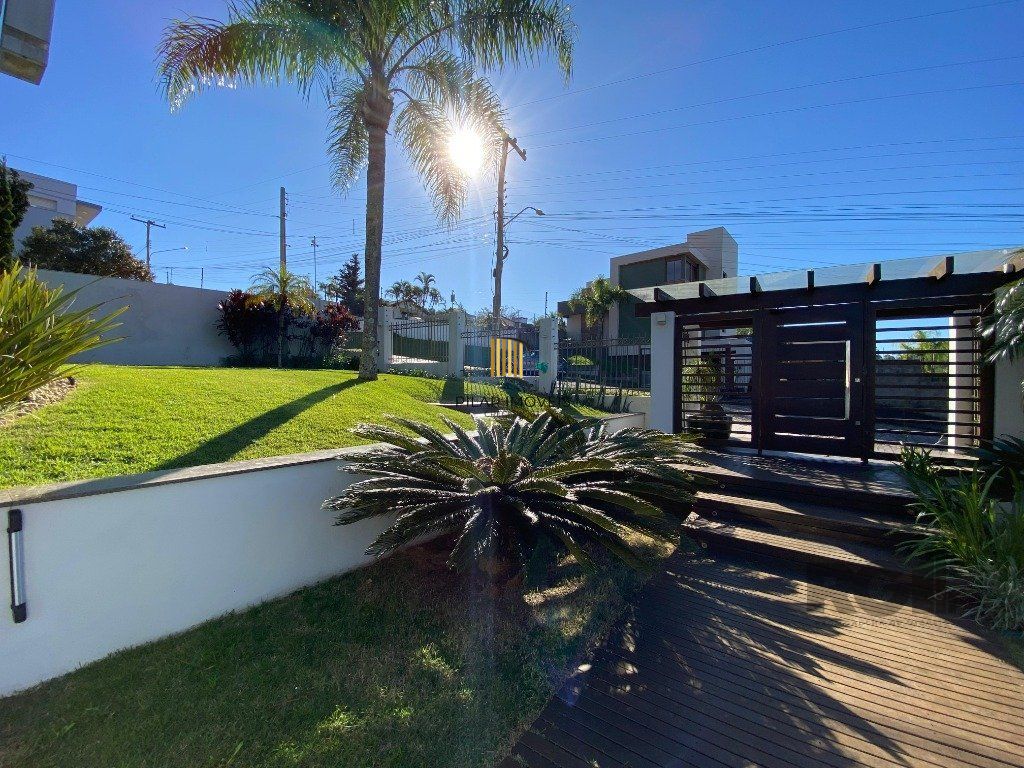 Casa 4 dormitórios no bairro Centenário
