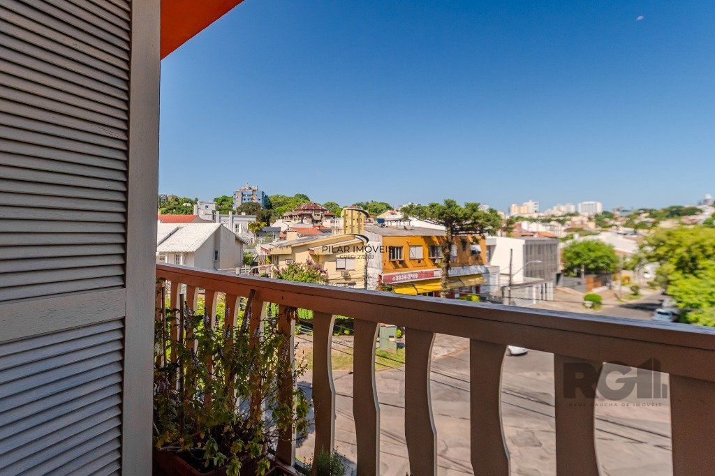 Prédio de 328m² - 4 dormitórios, 2 vagas no bairro Chácara das Pedras