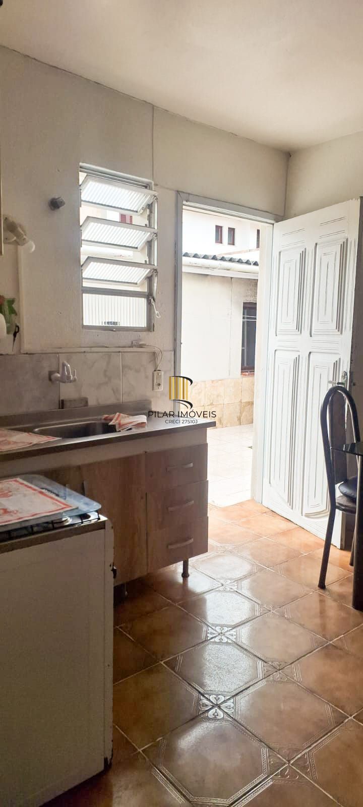 Casa no centro de Tramandaí com 3 dorm, 2 banh + edícula completa, garagem 2 carros com churrasqueira, próxima à Av. Fernandes Bastos.