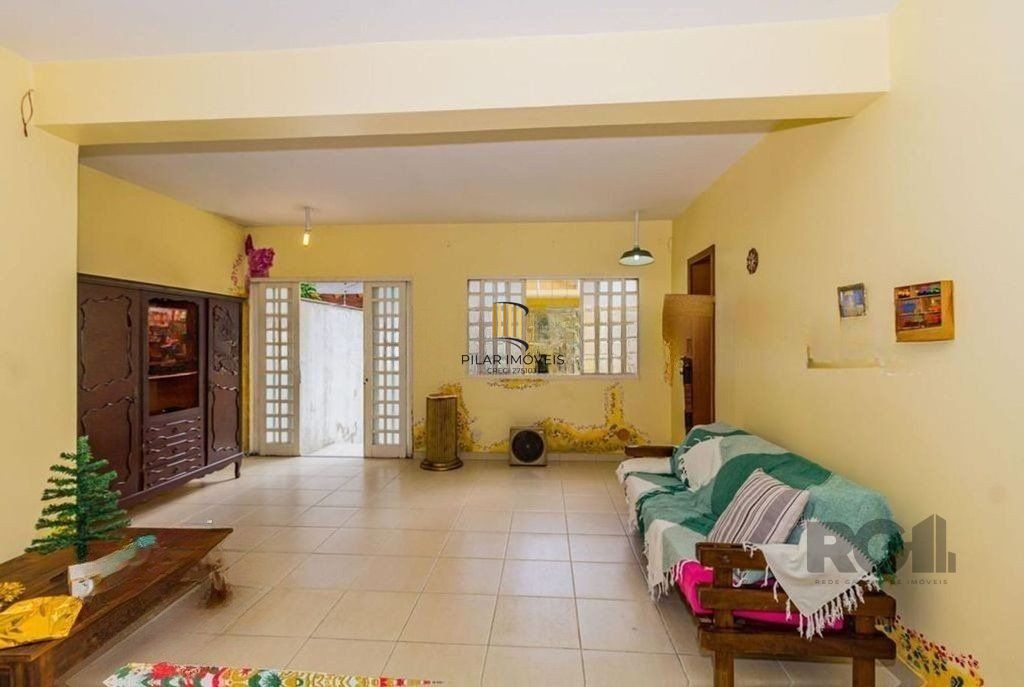 São duas casas no mesmo pátio, com 308,22m² de área construída. Próxima a Av. Teresópolis.