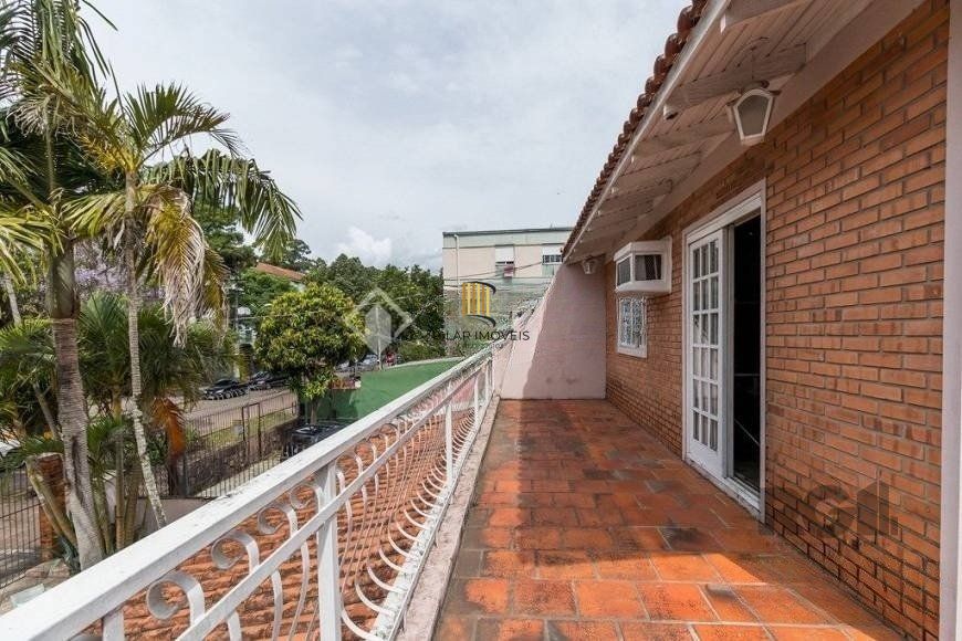 CASA PRÓXIMA AO PONTAL, com 5 vagas, 3 dormitórios!