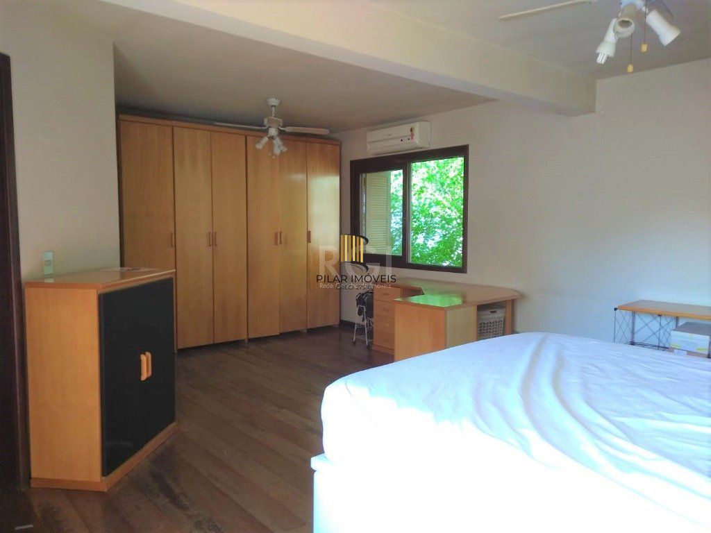 Casa para Venda - 219m², 3 dormitórios, sendo 1 suites, 4 vagas - Menino Deus