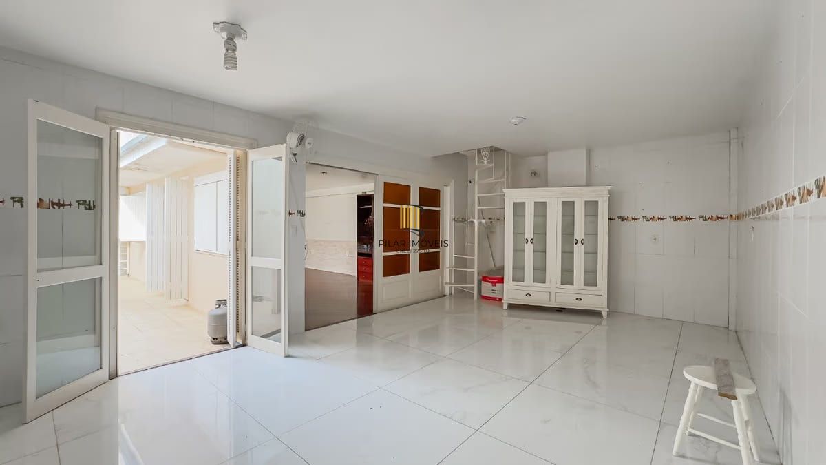 Sobrado de 3 dormitórios e 91m² à venda em Parque Santa Fé, Porto Alegre.