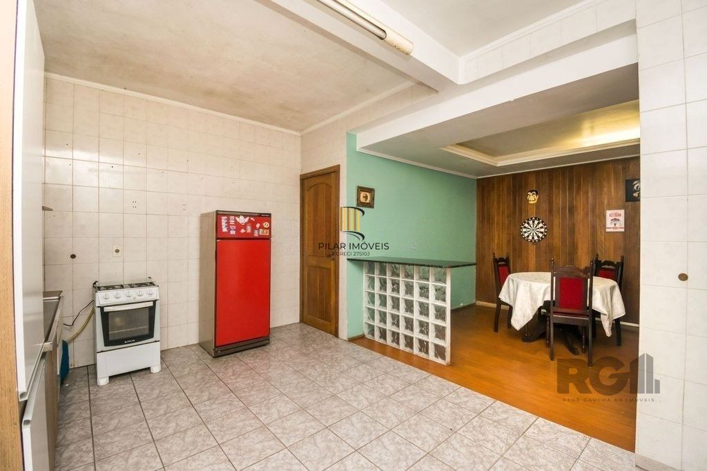 Excelente casa de 354m² com 5 dormitórios e 8 vagas.