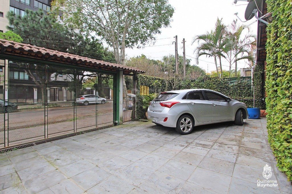 Casa para Venda - 381m², 3 dormitórios, sendo 1 suites, 4 vagas - Tristeza
