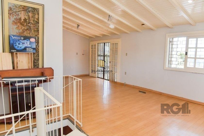 Casa de 197m² - 5 dormitórios, 3 vagas no bairro Rubem Berta