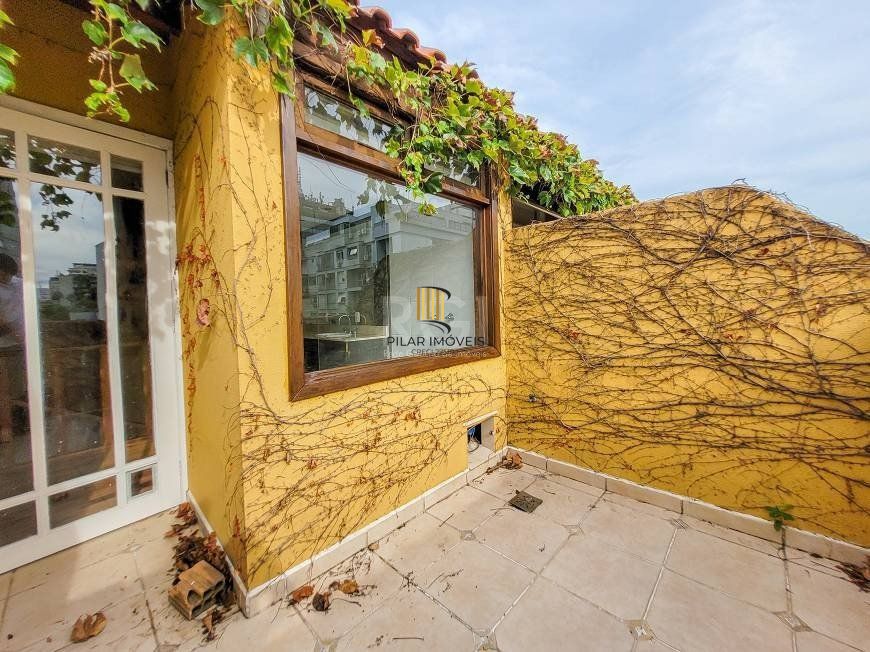 Apartamento 94m² - semi mobiliado, 2 dormitórios, 1 suíte, terraço e 2 vagas de garagem no Moinhos de Vento