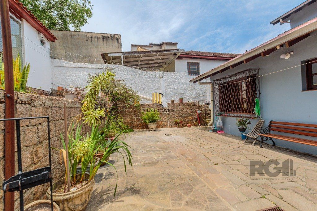 Casa 253m², 3 suítes, pátio, churrasqueira e vaga de garagem para 4 carros no bairro Nonoai