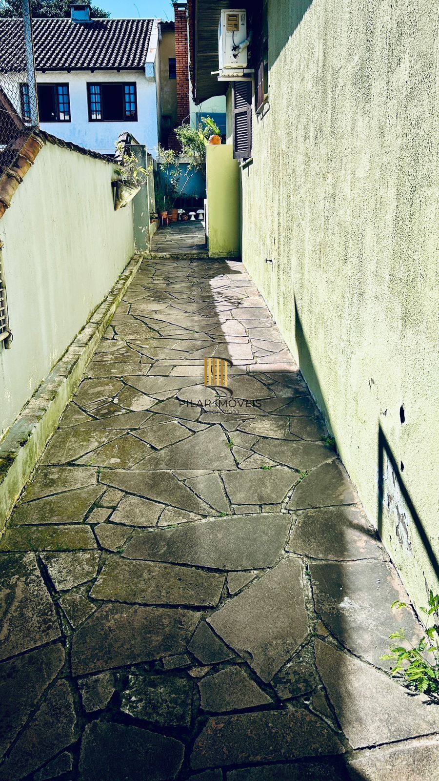 Casa com 2 dormitórios e edícula nos fundos no Bairro Nonoai
