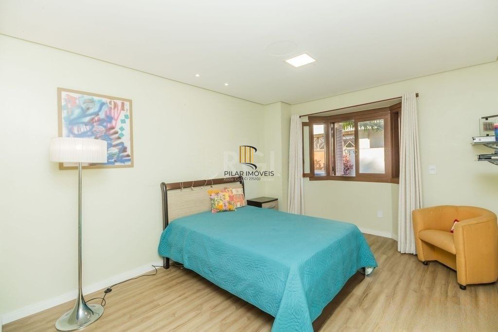Excelente casa de 466m² com 03 suítes e 4 vagas de garagem.