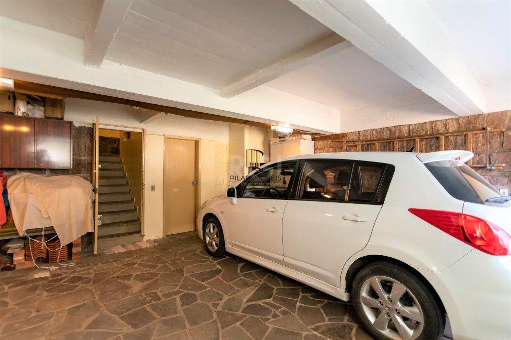 Casa para Venda - 228m², 4 dormitórios, sendo 1 suites, 5 vagas - Teresópolis