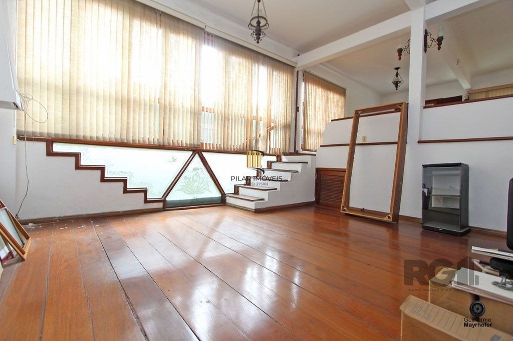 Casa com 5 suítes, 7 banheiros, 4 vagas no bairro Partenon
