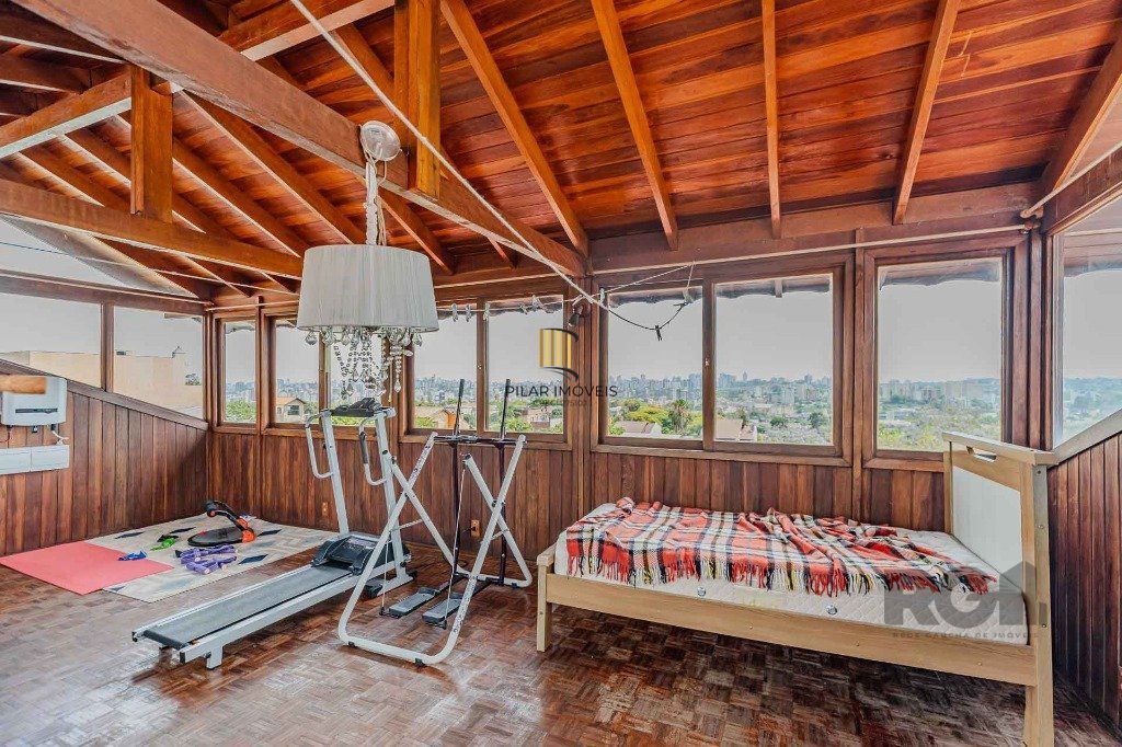 Casa com 234m², 3 dormitórios, 3 vagas no bairro Partenon