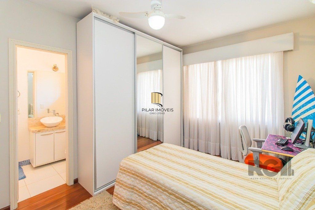 Casa com 4 dormitórios, 3 vagas no bairro Santo Antônio
