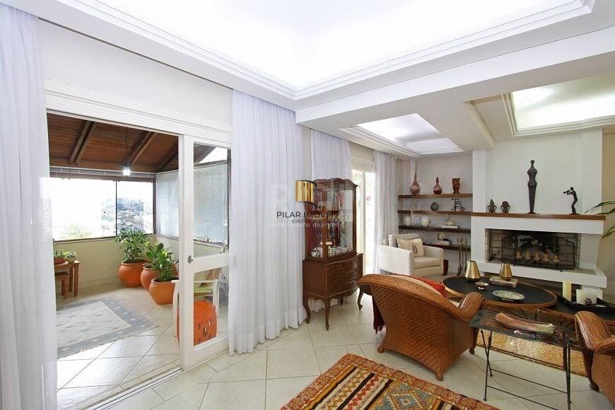EXCELENTE CASA COM 4 DORMITÓRIOS, 6 VAGAS DE GARAGEM E VISTA PANORÂMICA.