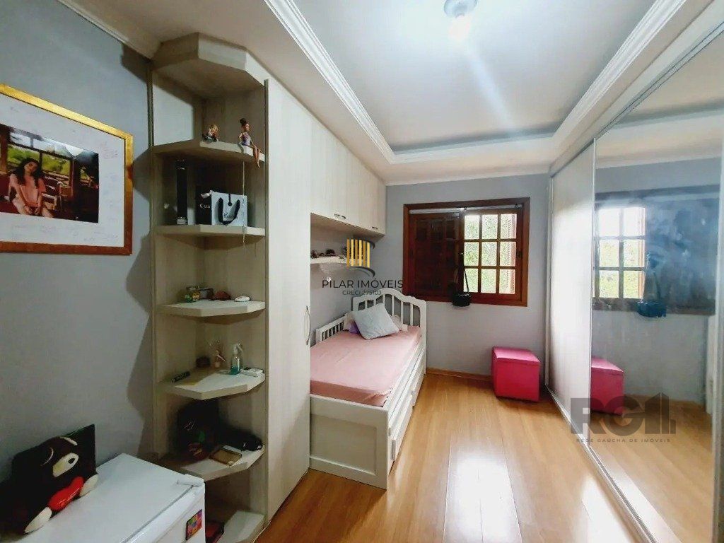 Casa com 3 dormitórios no bairro Lomba do Pinheiro