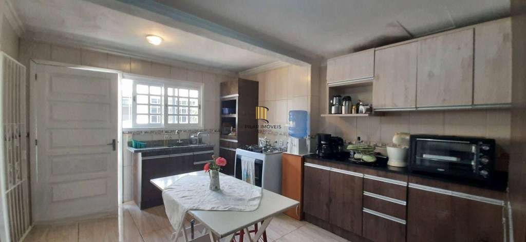 VENDE – AMPLA CASA RESIDENCIAL COM PISCINA E 5 VAGAS