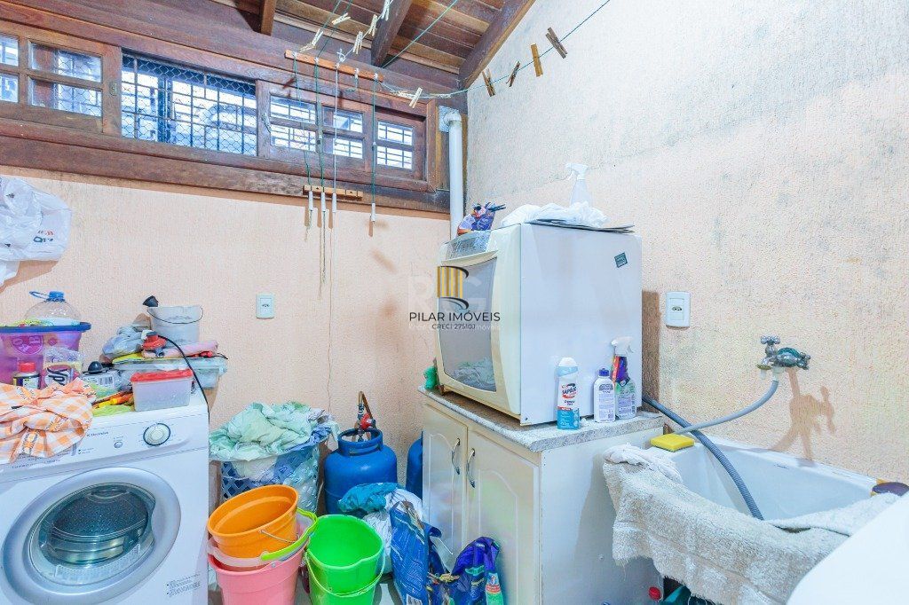 Casa 160m² - 3 dormitórios, 1 suíte, churrasqueira, terraço e 2 vagas de garagem no Guarujá
