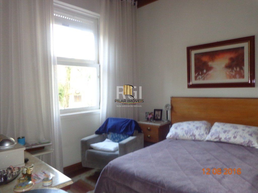 Casa para Venda - 240m², 6 dormitórios, 4 vagas - Teresópolis