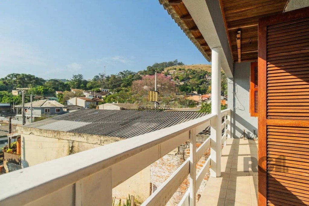 Casa de 3 dormitórios no bairro Nonoai