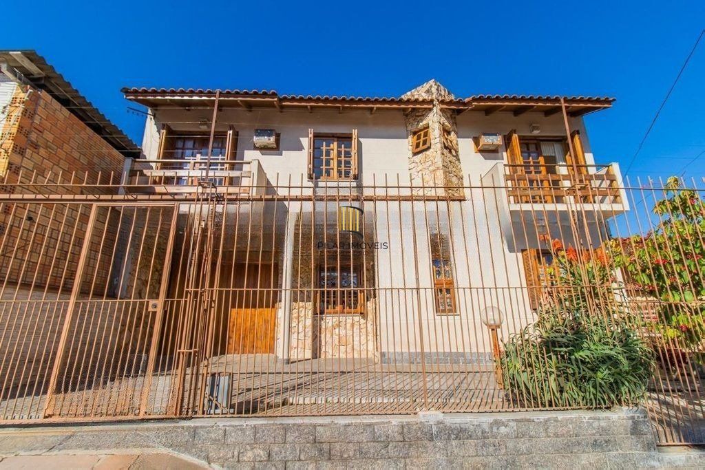 Casa de 4 dormitórios no bairro Cavalhada
