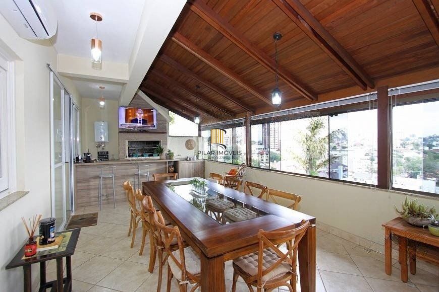 EXCELENTE CASA COM 4 DORMITÓRIOS, 6 VAGAS DE GARAGEM E VISTA PANORÂMICA.