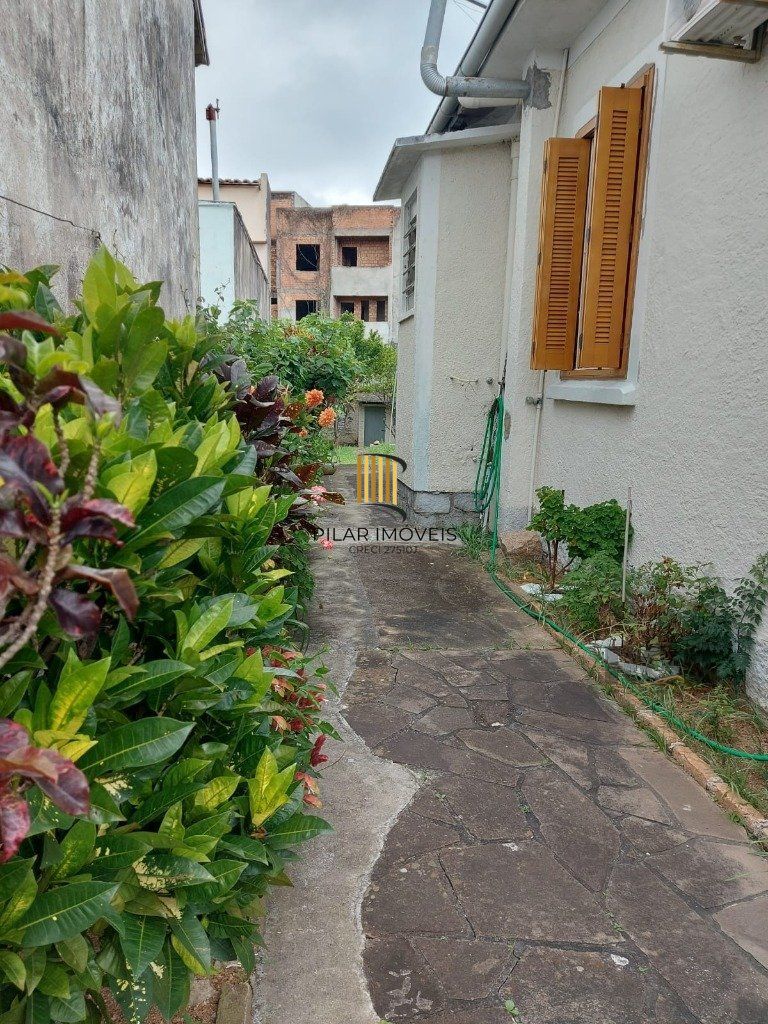 Casa 3 dormitórios,  1 vaga de garagem ampla e coberta.  Possui edícula com 3 peças. Espaço com churrasqueira e dispensa. Área total de  484m².