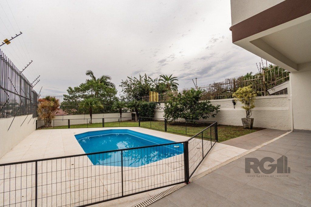 Casa de 484m², 4 dormitórios, 8 vagas no bairro Chácara das Pedras!
