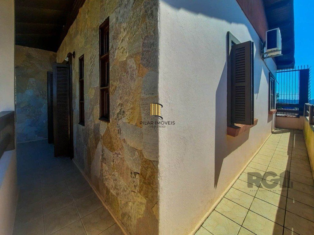 Excelente casa de 240m² com 4 dormitórios e 2 vagas.
