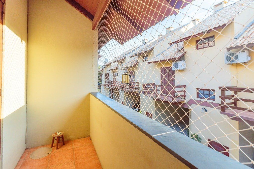 Casa 160m² - 3 dormitórios, 1 suíte, churrasqueira, terraço e 2 vagas de garagem no Guarujá