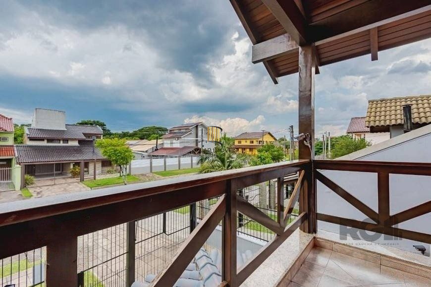 Excelente casa de 209m² com 3 dormitórios, piscina e 3 vagas de garagem.