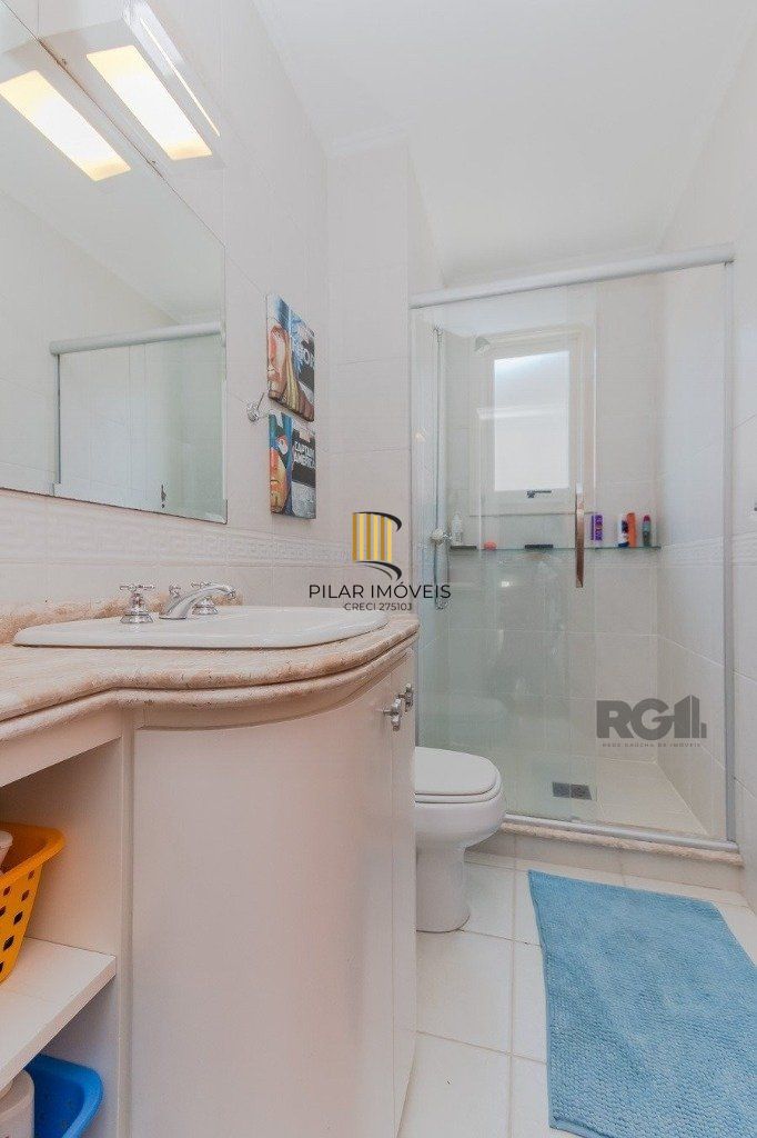 Excelente casa em condomínio de 249m² com 03 dormitórios e 4 vagas.