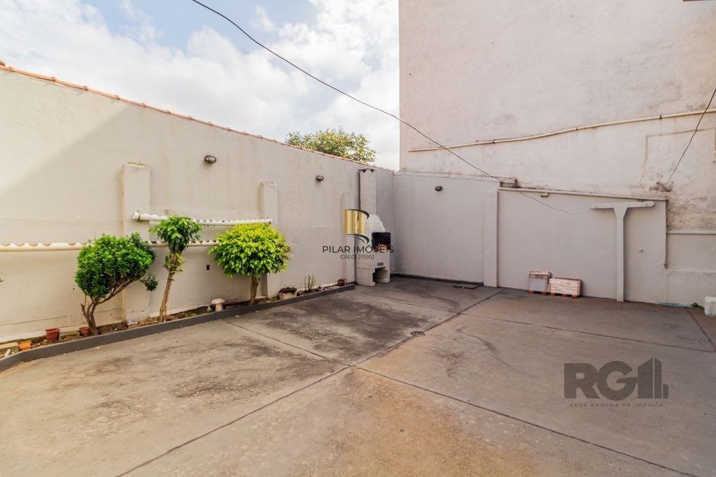 Casa de 4 dormitórios no bairro Sarandi